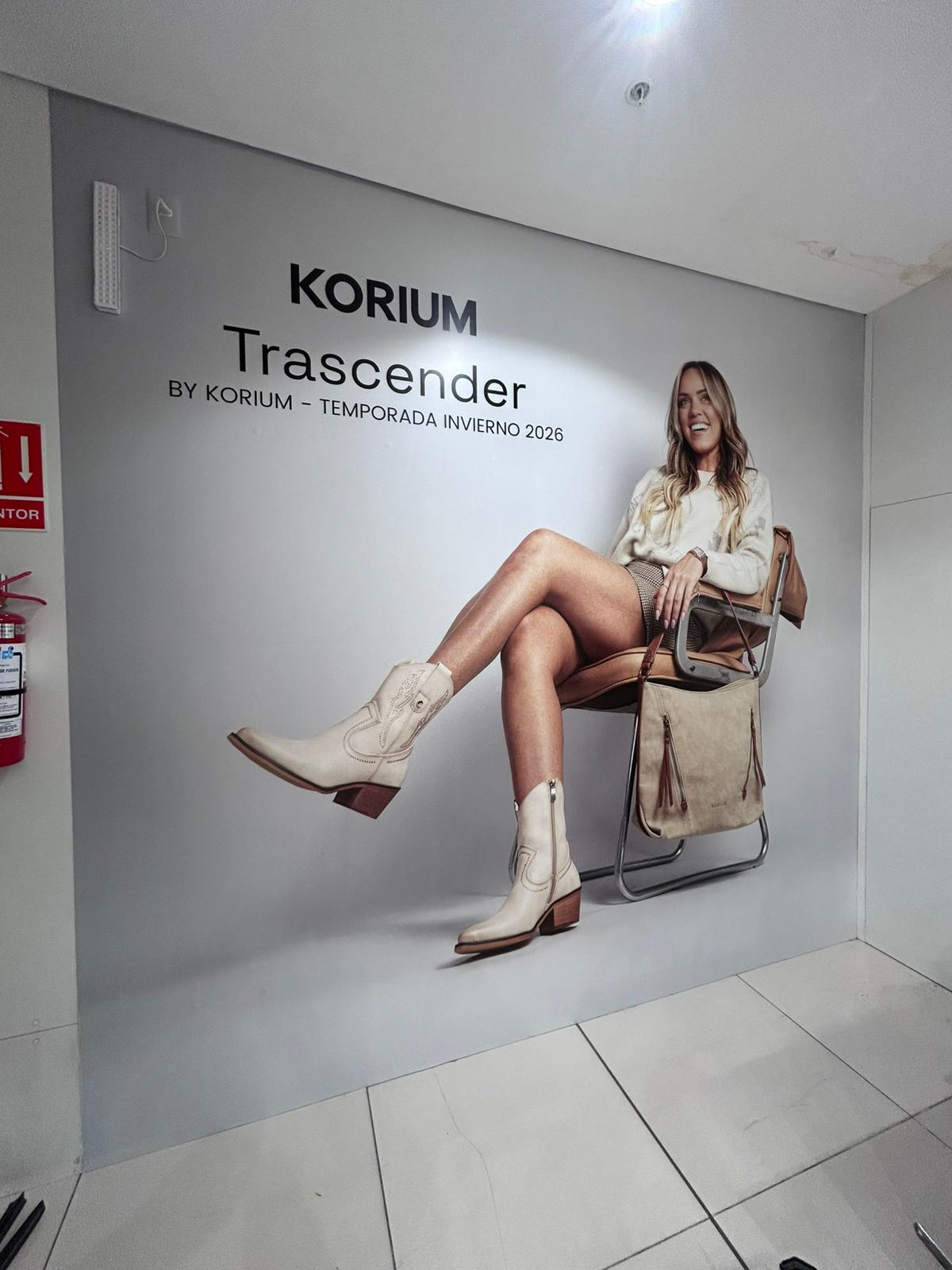 Vinilo impreso colocado en una pared comercial por Blue Design
